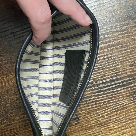 Vintage Coach 1990’s cosmetic case - Picture 6 of 6